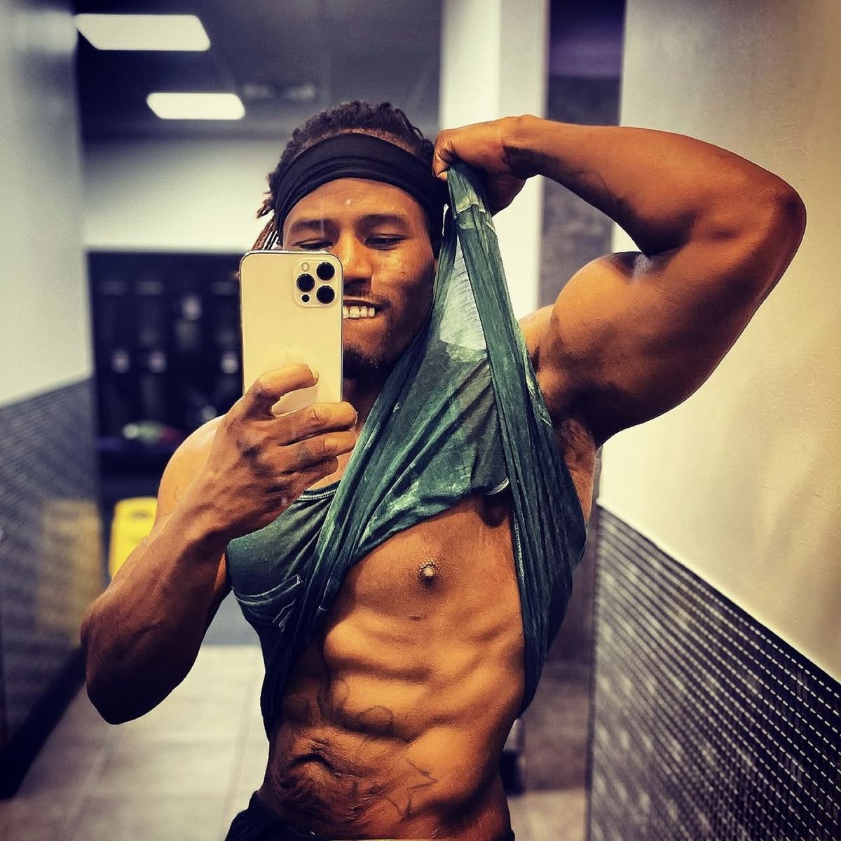 XL in a gym mirror selfie